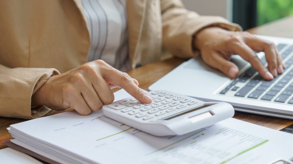 タクシードライバー必須の二種免許｜取得費用の相場と補助、会社負担の実態